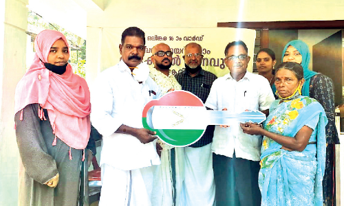 പ​രാ​ജ​യ​പ്പെ​ട്ട സ്ഥാ​നാ​ർ​ഥി​യു​ടെ നേ​തൃ​ത്വ​ത്തി​ൽ വീ​ട് നി​ർ​മി​ച്ചു ന​ൽ​കി