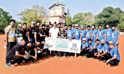 ഒ​രു വോട്ടറും ഔട്ടാകാതിരിക്കാൻ സൗഹൃദ ക്രിക്കറ്റ്