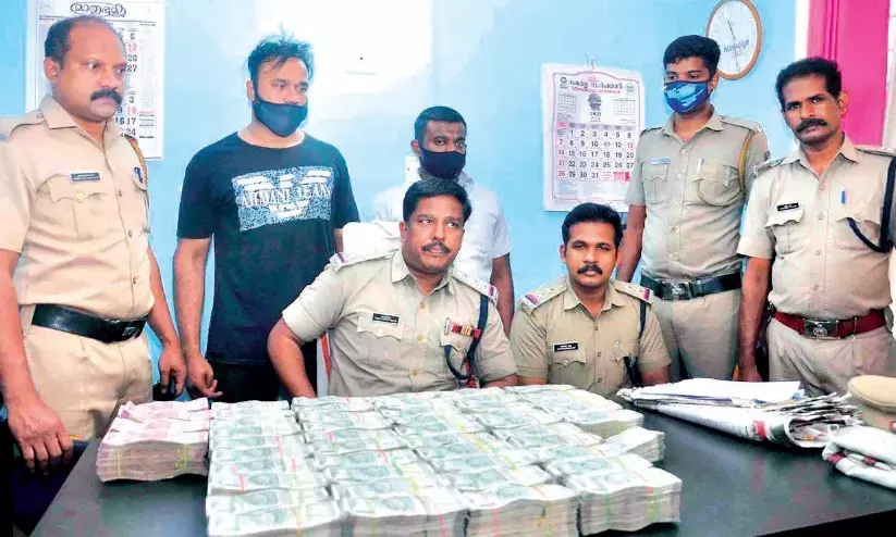 കോട്ടക്കലിൽ  മിനി ലോറിയിൽ ക​ടത്തിയ 1.5 കോടി പിടികൂടി; രണ്ടുപേർ അറസ്റ്റിൽ