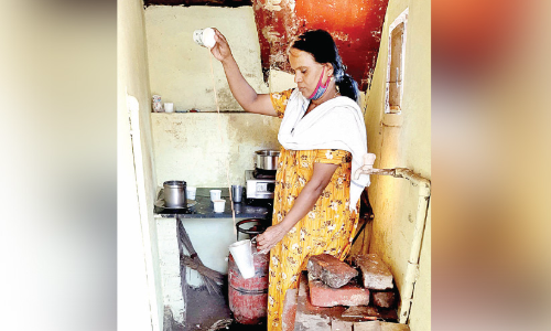 ധ​ന​ല​ക്ഷ്മി ചേ​ച്ചി​യു​ടെ ചാ​യ​ക്ക് നാ​ട്ടി​ലാ​കെ ആ​രാ​ധ​ക​ർ