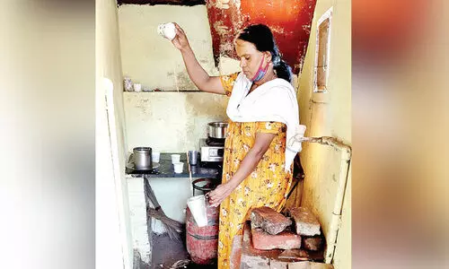 ധ​ന​ല​ക്ഷ്മി ചേ​ച്ചി​യു​ടെ ചാ​യ​ക്ക് നാ​ട്ടി​ലാ​കെ ആ​രാ​ധ​ക​ർ