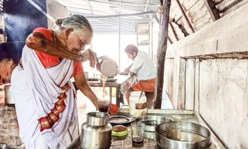 75ാം വയസ്സിലും തട്ടുകടയുമായി ശാരദാമ്മ