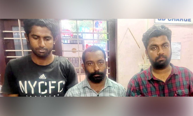 മയക്കുമരുന്നുമായി യുവാക്കൾ പിടിയിൽ മയക്കുമരുന്നുമായി യുവാക്കൾ പിടിയിൽ