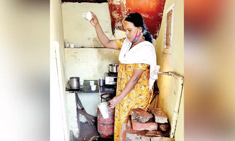 ധ​ന​ല​ക്ഷ്മി ചേ​ച്ചി​യു​ടെ ചാ​യ​ക്ക് നാ​ട്ടി​ലാ​കെ ആ​രാ​ധ​ക​ർ