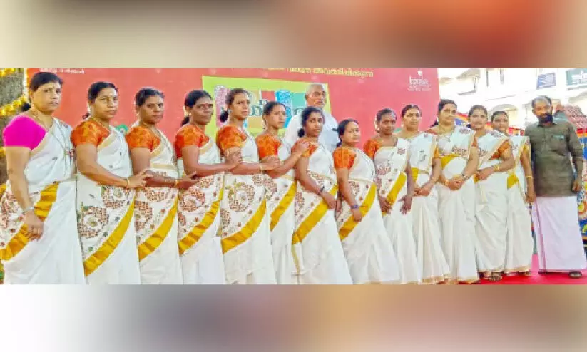 കോലടി അടവുകളുമായി അവർ വേദികൾ കീഴടക്കുന്നു