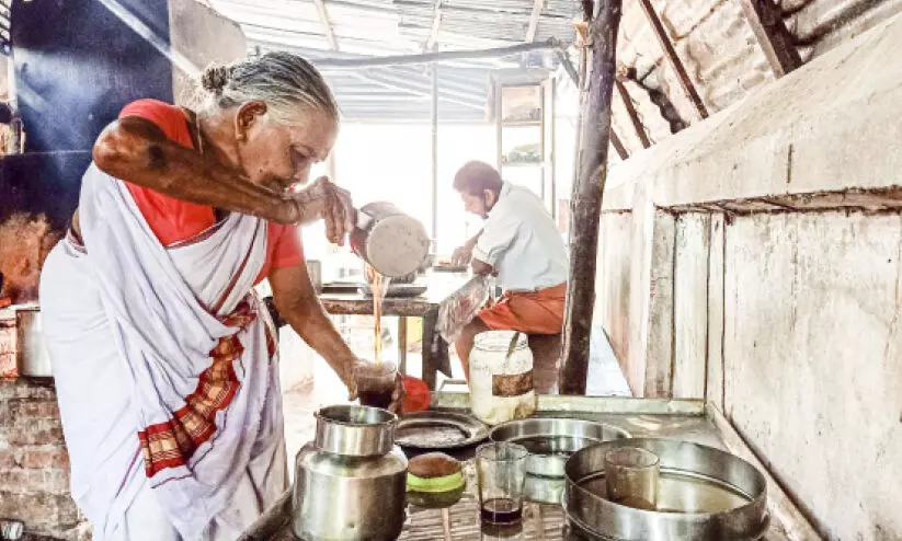 75ാം വയസ്സിലും തട്ടുകടയുമായി ശാരദാമ്മ