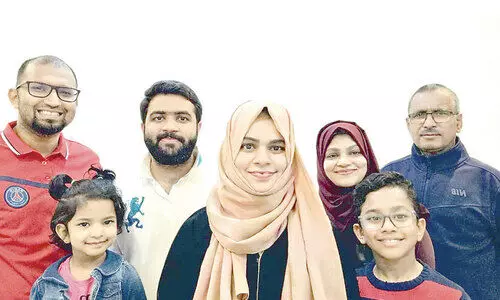 അ​ന്താ​രാ​ഷ്​​ട്ര പ്ര​സം​ഗ പു​ര​സ്കാ​ര നി​റ​വി​ല്‍ രേ​ഷ്മ ബ​ഷീ​റും കു​ടും​ബ​വും