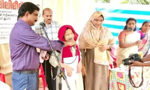 ayisha sanha reading her petition prepared in braille script