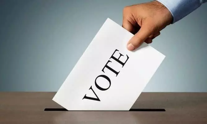 വ​ർ​ണ​പ്പെ​ട്ടി​യും ബാ​ല​റ്റ്​ പെ​ട്ടി​യും ക​ട​ന്നു​ള്ള വോ​ട്ടു​യാ​​ത്ര