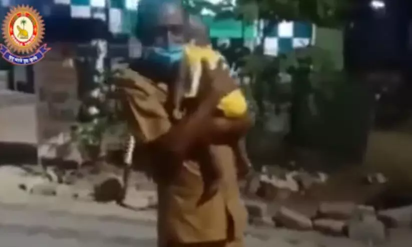 കുഞ്ഞേ നീയുറങ്ങൂ...; അപകടത്തിൽ നിന്ന് രക്ഷപ്പെട്ട കുരുന്നിന് പൊലീസിന്റെ താരാട്ട് കുഞ്ഞേ നീയുറങ്ങൂ...; അപകടത്തിൽ നിന്ന് രക്ഷപ്പെട്ട കുരുന്നിന് പൊലീസിന്റെ താരാട്ട്