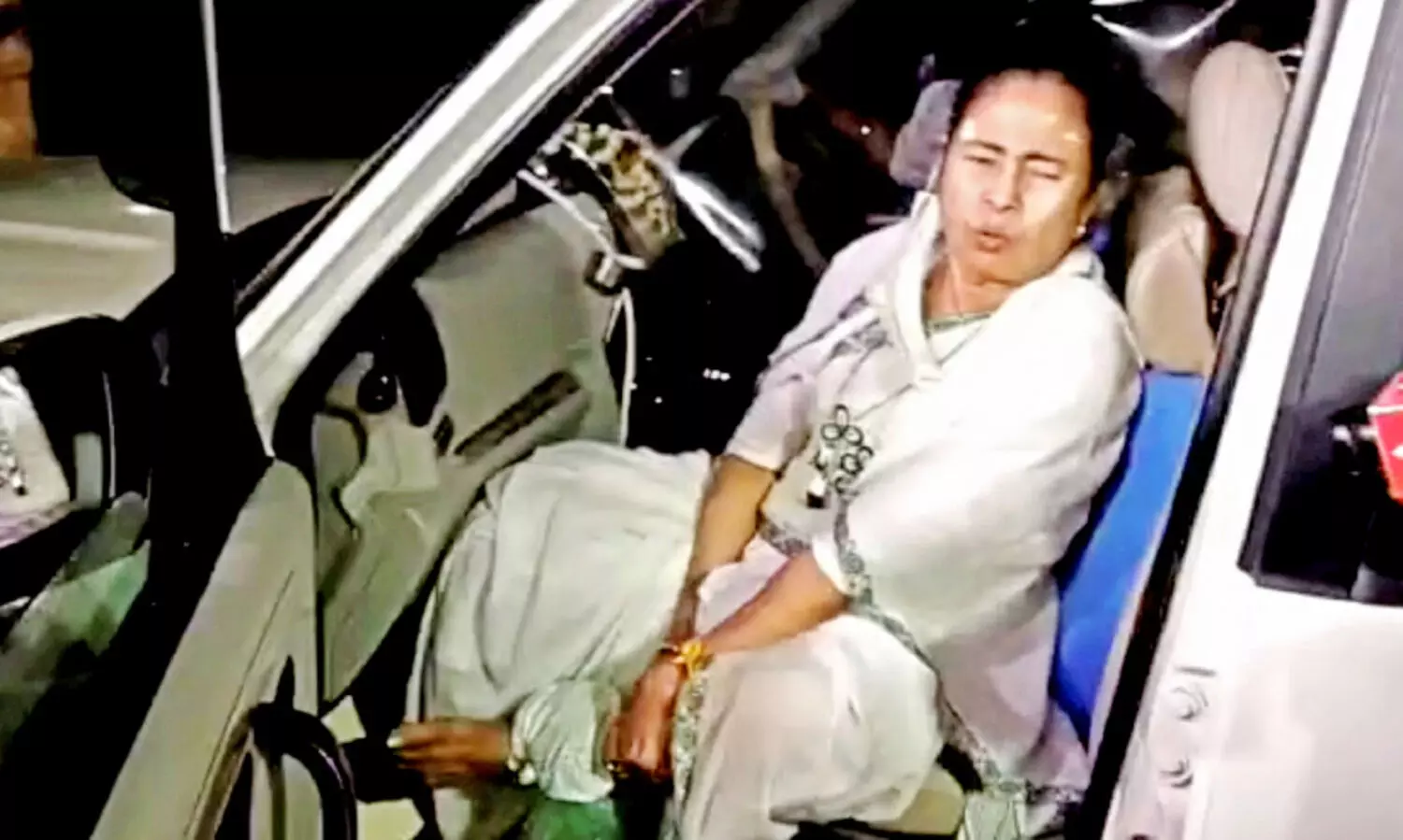 നന്ദിഗ്രാമിൽ മമതക്ക്​ നേരെ കൈ​​യേ​​റ്റം; കാലിന്​ പരിക്ക്​