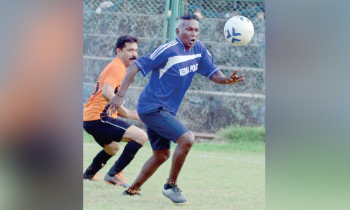 വോട്ടർമാരെ ബൂത്തിലെത്തിക്കാൻ പന്തുമായി വിജയനും കൂട്ടരും
