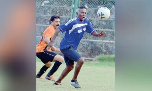 വോട്ടർമാരെ ബൂത്തിലെത്തിക്കാൻ പന്തുമായി വിജയനും കൂട്ടരും