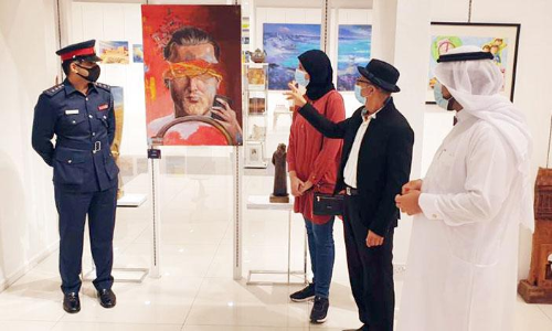 ട്രാ​ഫി​ക്​ വാ​രാ​ച​ര​ണം: പെ​യി​ൻ​റി​ങ്​ പ്ര​ദ​ർ​ശ​നം ആ​രം​ഭി​ച്ചു