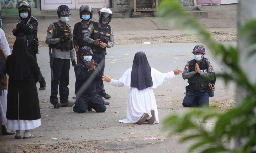 പ്രക്ഷോഭകരെ വെടിവെക്കരുത്​; മ്യാൻമർ സേനക്കു മുന്നിൽ മുട്ടുകുത്തി കരഞ്ഞുകൈകൂപ്പി കന്യാസ്​ത്രീ; വൈറലായി വിഡിയോ