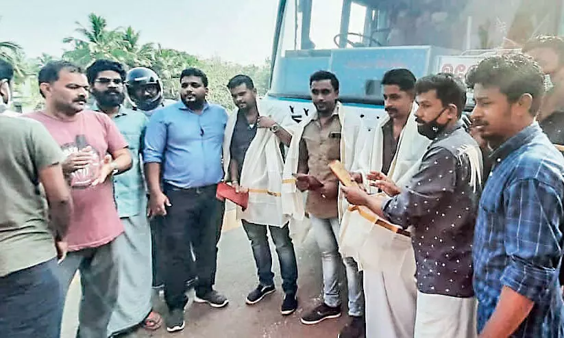 അപകടത്തിൽ പരിക്കേറ്റവരെ സ്വകാര്യ ബസിൽ ആശുപത്രിയിലെത്തിച്ച ജീവനക്കാർക്ക്​ ആദരം