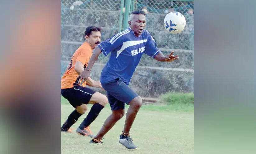 വോട്ടർമാരെ ബൂത്തിലെത്തിക്കാൻ പന്തുമായി വിജയനും കൂട്ടരും