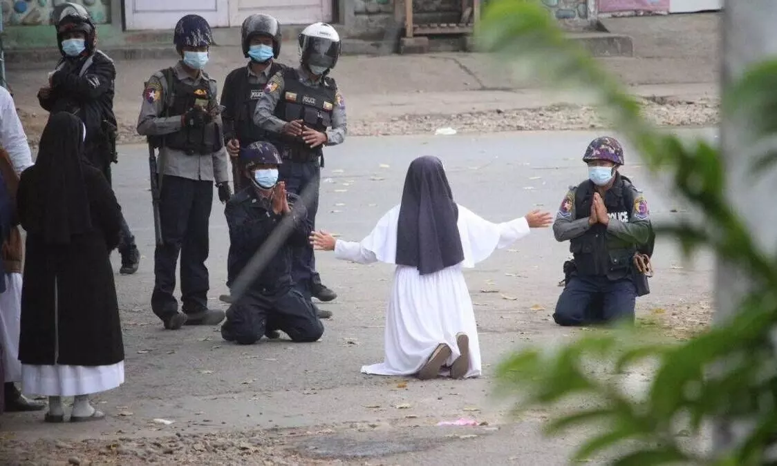 പ്രക്ഷോഭകരെ വെടിവെക്കരുത്​; മ്യാൻമർ സേനക്കു മുന്നിൽ മുട്ടുകുത്തി കരഞ്ഞുകൈകൂപ്പി കന്യാസ്​ത്രീ; വൈറലായി വിഡിയോ