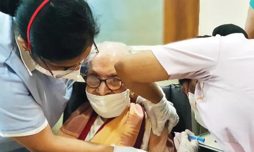 ബംഗളൂരുവിൽ കോവിഡ് വാക്സിൻ സ്വീകരിച്ച് 103കാരി ബംഗളൂരുവിൽ കോവിഡ് വാക്സിൻ സ്വീകരിച്ച് 103കാരി