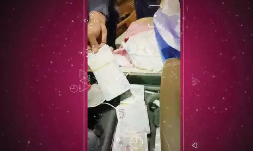 അനധികൃതമായി കാറിൽ കടത്തിയ പണം പിടികൂടി