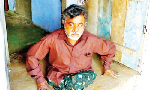 പ്ര​ള​യ​ത്തി​ൽ വീ​ട് ത​ക​ർ​ന്നു; ത​ല​ചാ​യ്ക്കാ​ൻ ഇ​ട​മി​ല്ലാ​തെ ഭി​ന്ന​ശേ​ഷി​ക്കാ​ര​നും കു​ടും​ബ​വും