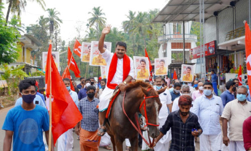 കുതിരപ്പുറത്തു കയറി വോട്ടഭ്യർഥിച്ച് പേരാവൂരിലെ​ എ​ൽ.​ഡി.​എ​ഫ് സ്ഥാനാർഥി സ​ക്കീ​ർ ഹു​സൈ​ൻ