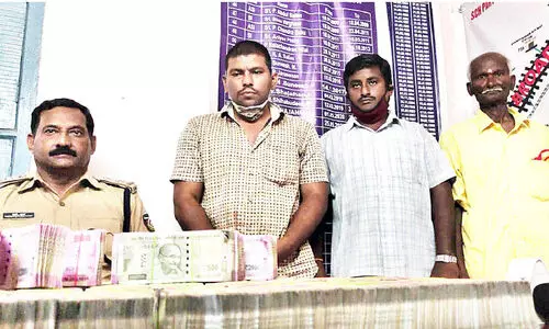 ട്രെയിനിൽ കടത്തിയ 1.22 കോടിയിലധികം രൂപയുടെ കള്ളപ്പണവുമായി മൂന്നുപേർ പിടിയിൽ