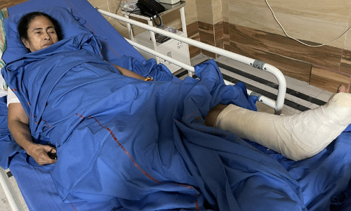 മമതയെ വകവരുത്താൻ ഗൂഡാലോചനയെന്ന്​ തൃണമൂൽ; അന്വേഷണം ആവശ്യപ്പെട്ട്​ എം.പിമാർ തെരഞ്ഞെടുപ്പ് കമ്മീഷനെ കണ്ടു