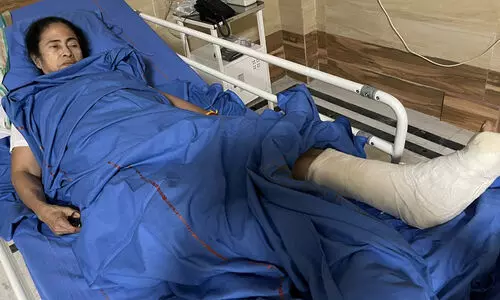 മമതയെ വകവരുത്താൻ ഗൂഡാലോചനയെന്ന്​ തൃണമൂൽ; അന്വേഷണം ആവശ്യപ്പെട്ട്​ എം.പിമാർ തെരഞ്ഞെടുപ്പ് കമ്മീഷനെ കണ്ടു