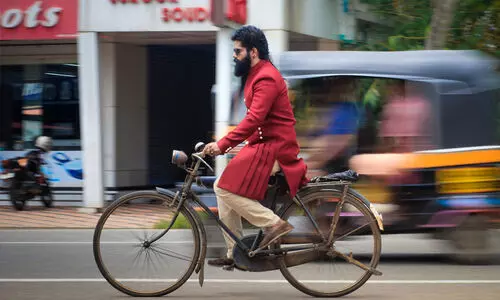 ഇന്ധനവിലയെ ട്രോളി ബിനീഷ് ബാസ്​റ്റിൻെറ സൈക്കിളോടിക്കൽ മൂവ്