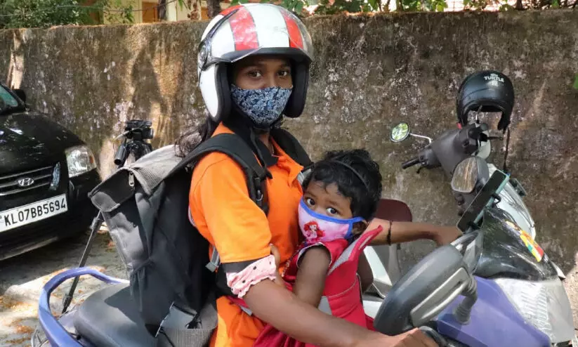 viral de;ivery girl reshma with kid viral de;ivery girl reshma with kid