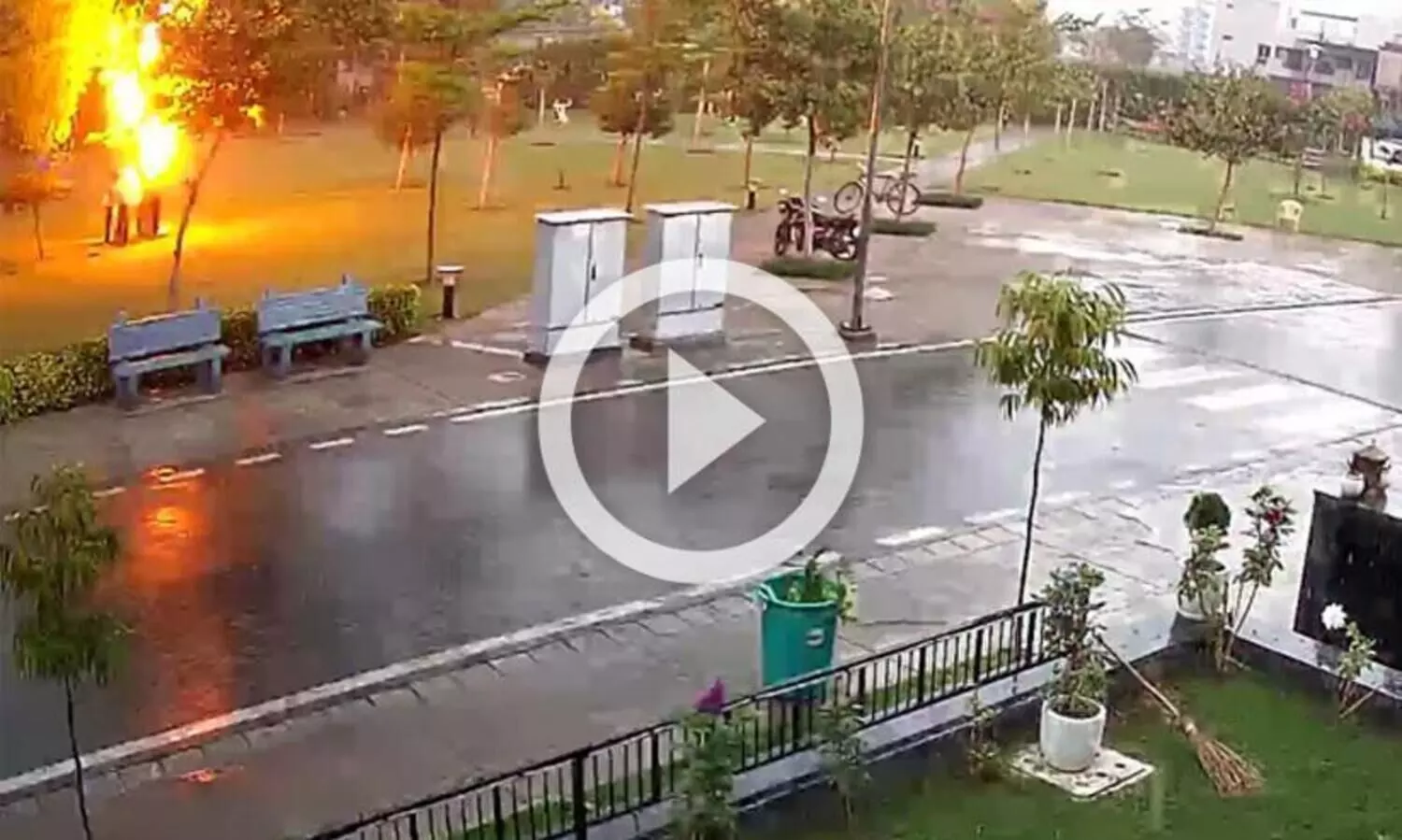 മഴ നനയാതിരിക്കാൻ മരത്തിന്​ കീഴിൽ നിന്നവർക്ക്​ മിന്നലേറ്റ്​ പരിക്ക്​​; ഞെട്ടിക്കുന്ന വിഡിയോ