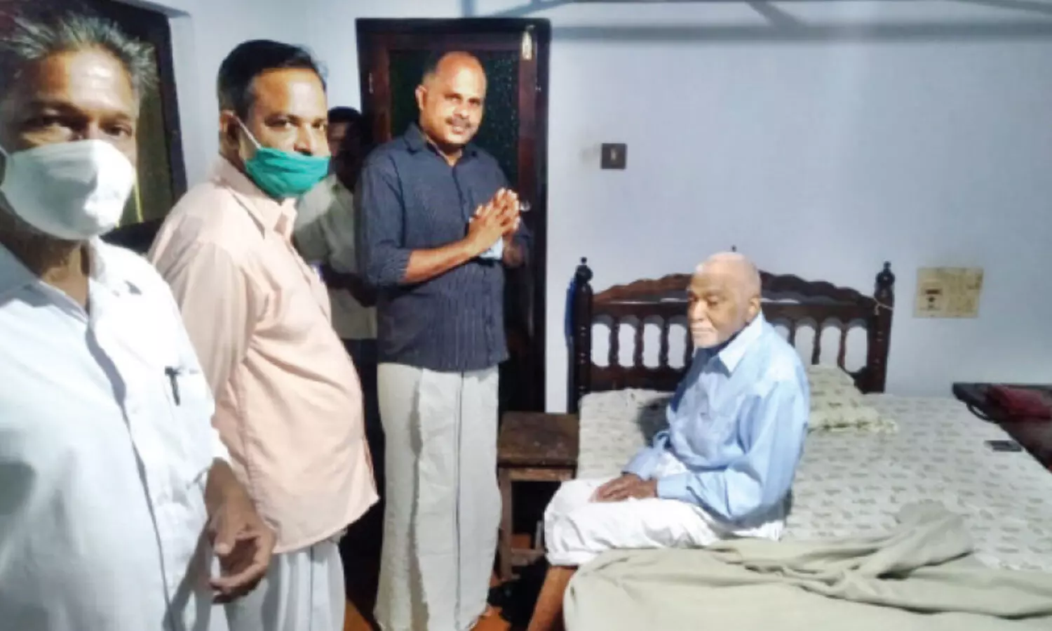 കെ.വി. സുമേഷ്​ ബർലിൻ കുഞ്ഞനന്തൻ നായരെ സന്ദർശിച്ചു