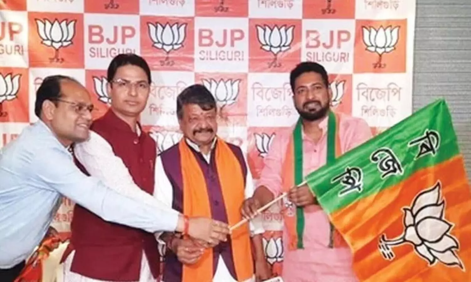 സി.പി.എം വിട്ട യുവനേതാവ്​ ബി.ജെ.പിയിൽ; വിജയ്​ വർഗീയയിൽ നിന്നും അംഗത്വം സ്വീകരിച്ചു