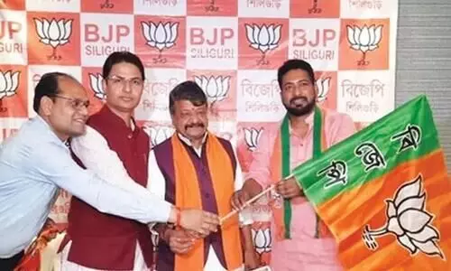 സി.പി.എം വിട്ട യുവനേതാവ്​ ബി.ജെ.പിയിൽ; വിജയ്​ വർഗീയയിൽ നിന്നും അംഗത്വം സ്വീകരിച്ചു