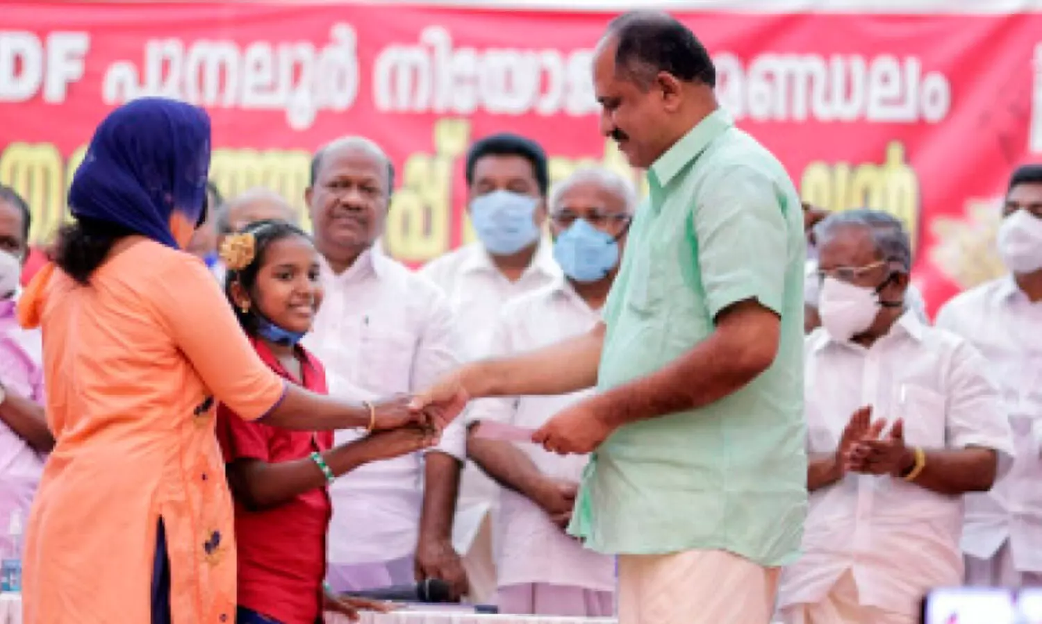 adhiya give cash to supal