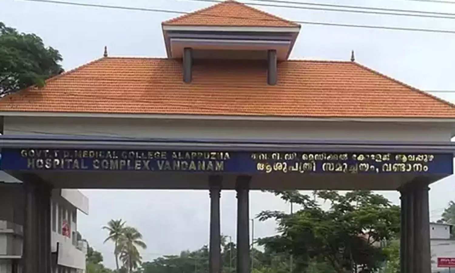 മെഡിക്കൽ കോളജിൽ പ്രവേശിപ്പിച്ചില്ല; യുവതി ആംബുലൻസിൽ പ്രസവിച്ചു