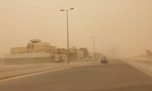 പൊ​ടി​ക്കാ​റ്റി​ൽ മു​ങ്ങി കി​ഴ​ക്ക​ൻ പ്ര​വി​ശ്യ; വ്യോ​മ, റോ​ഡ് ഗ​താ​ഗ​തം ത​ട​സ്സ​പ്പെ​ട്ടു