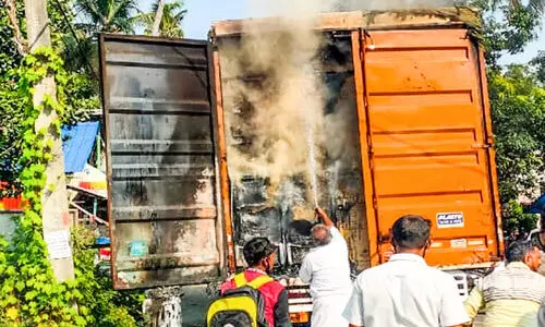 ക​ണ്ടെ​യ്‌​ന​ർ ലോ​റി​യി​ൽ കൊ​ണ്ടു​വ​ന്ന ഫ്രി​ഡ്ജു​ക​ൾ  ക​ത്തി​ന​ശി​ച്ചു