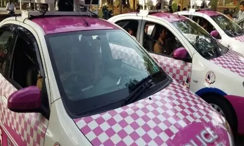 മൊബൈൽ മോഷ്​ടാക്കളെ കൈയോടെ പിടികൂടി പിങ്ക് പൊലീസ്