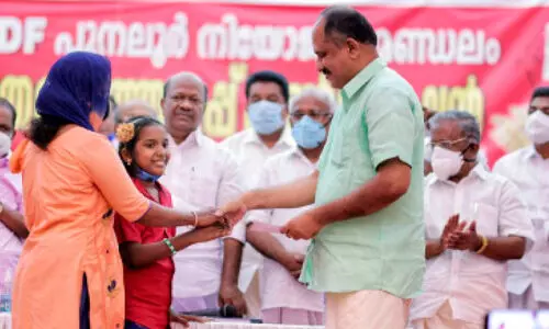 adhiya give cash to supal