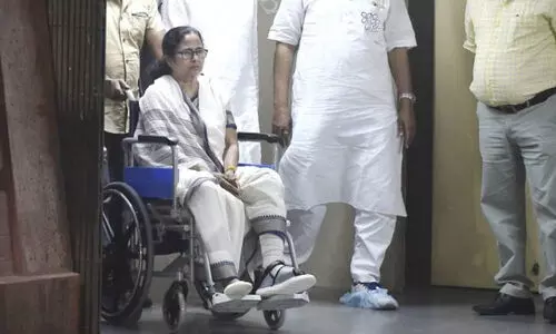 ചക്രക്കസേരയുമായി തിരിച്ചെത്തി മമത; മുറിവേറ്റ കടുവ കൂടുതൽ അപകടകാരിയെന്ന്​