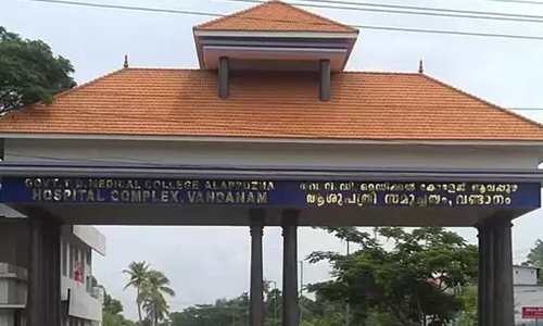 മെഡിക്കൽ കോളജിൽ പ്രവേശിപ്പിച്ചില്ല; യുവതി ആംബുലൻസിൽ പ്രസവിച്ചു