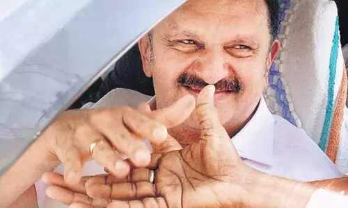 രക്ഷകവേഷത്തിൽ വീണ്ടും മുരളിയുടെ മാസ്​ എൻട്രി