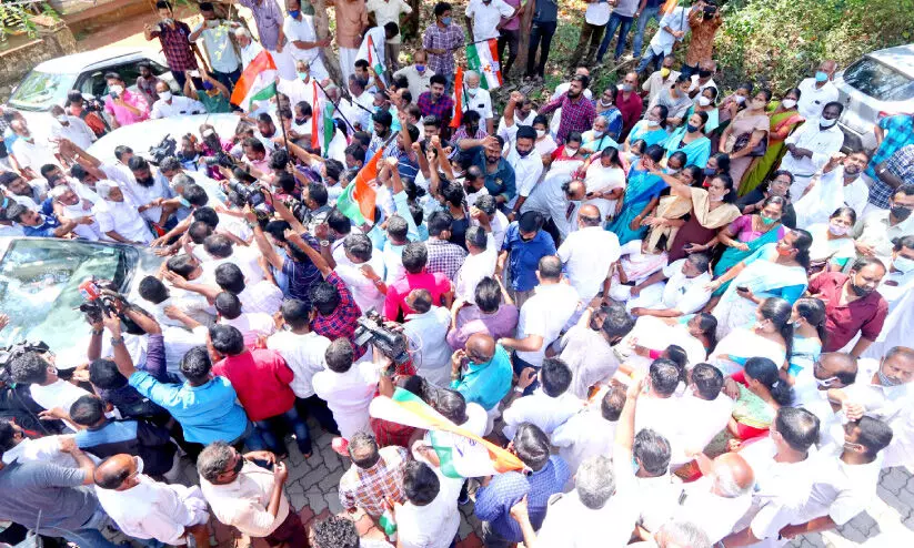 puthuppally protest for oomanchandy