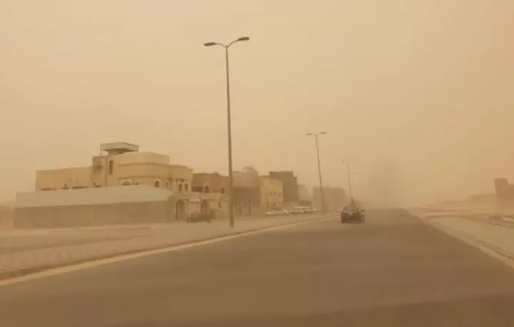 പൊ​ടി​ക്കാ​റ്റി​ൽ മു​ങ്ങി കി​ഴ​ക്ക​ൻ പ്ര​വി​ശ്യ; വ്യോ​മ, റോ​ഡ് ഗ​താ​ഗ​തം ത​ട​സ്സ​പ്പെ​ട്ടു