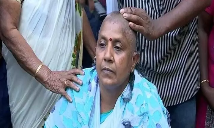 സീറ്റ് നിഷേധം: തല മുണ്ഡനംചെയ്ത് പ്രതിഷേധിച്ച് മഹിളാ കോൺഗ്രസ് അധ്യക്ഷ ലതികാ സുഭാഷ് സീറ്റ് നിഷേധം: തല മുണ്ഡനംചെയ്ത് പ്രതിഷേധിച്ച് മഹിളാ കോൺഗ്രസ് അധ്യക്ഷ ലതികാ സുഭാഷ്