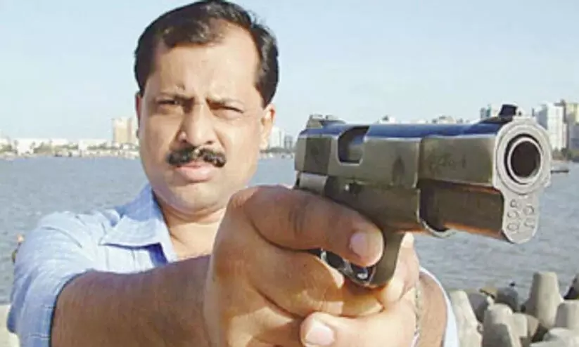 ഏറ്റുമുട്ടലിലൂടെ കൊലപ്പെടുത്തിയത് 63 കുറ്റവാളികളെ; ആരാണ് സച്ചിൻ വാസെ? ഏറ്റുമുട്ടലിലൂടെ കൊലപ്പെടുത്തിയത് 63 കുറ്റവാളികളെ; ആരാണ് സച്ചിൻ വാസെ?