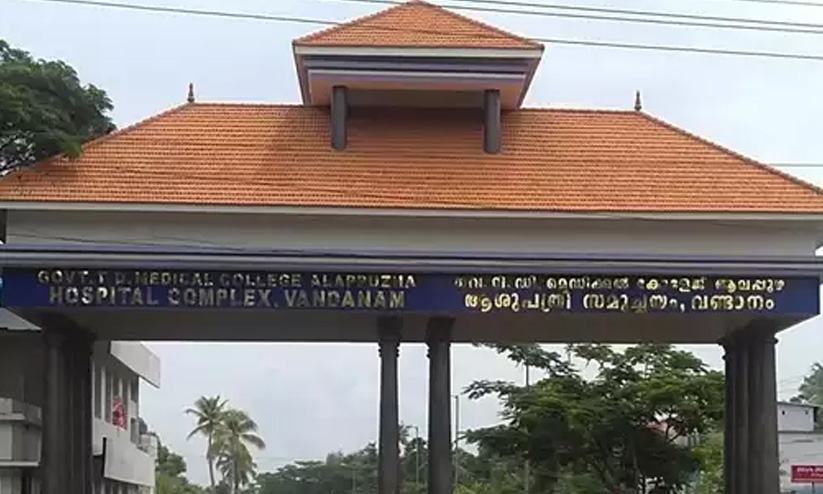 മെഡിക്കൽ കോളജിൽ പ്രവേശിപ്പിച്ചില്ല; യുവതി ആംബുലൻസിൽ പ്രസവിച്ചു മെഡിക്കൽ കോളജിൽ പ്രവേശിപ്പിച്ചില്ല; യുവതി ആംബുലൻസിൽ പ്രസവിച്ചു