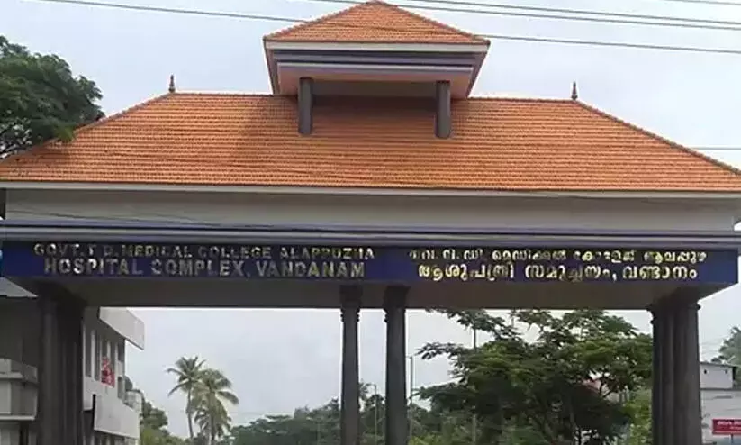 മെഡിക്കൽ കോളജിൽ പ്രവേശിപ്പിച്ചില്ല; യുവതി ആംബുലൻസിൽ പ്രസവിച്ചു